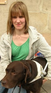Andrea Windbichler mit ihrem ständigen Begleiter, Blindenführhund Willi (6)